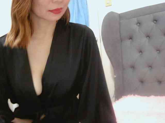 LivesAdrianne webcam