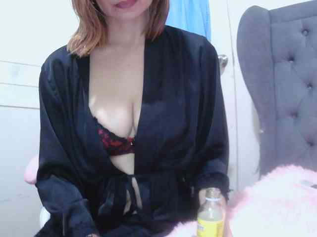 LivesAdrianne webcam