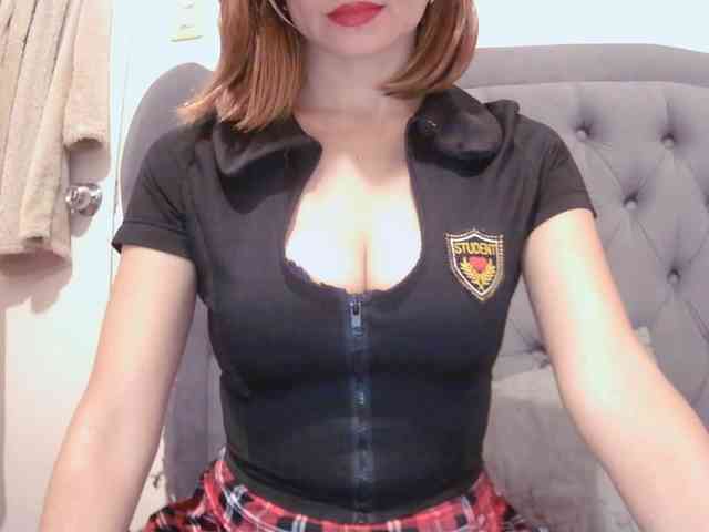 LivesAdrianne webcam