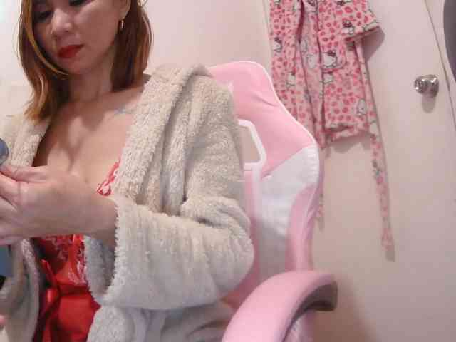 LivesAdrianne webcam