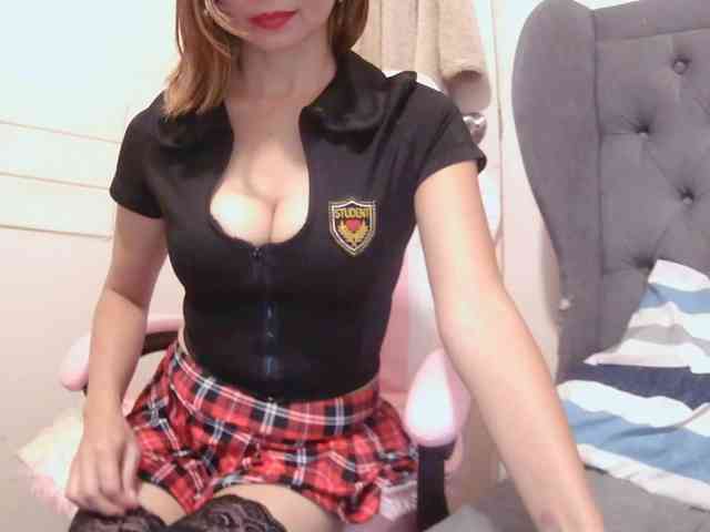 LivesAdrianne webcam