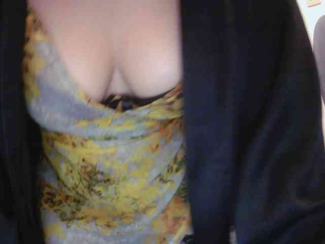 LivesAdrianne webcam