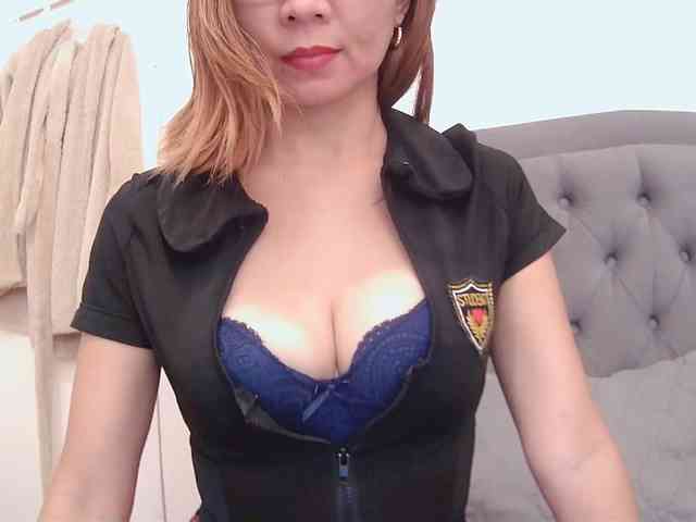 LivesAdrianne webcam