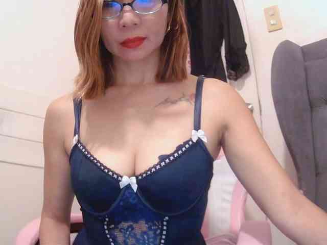 LivesAdrianne webcam