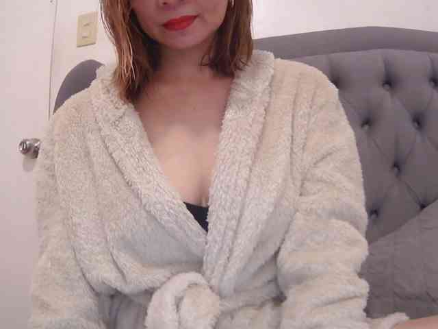 LivesAdrianne webcam