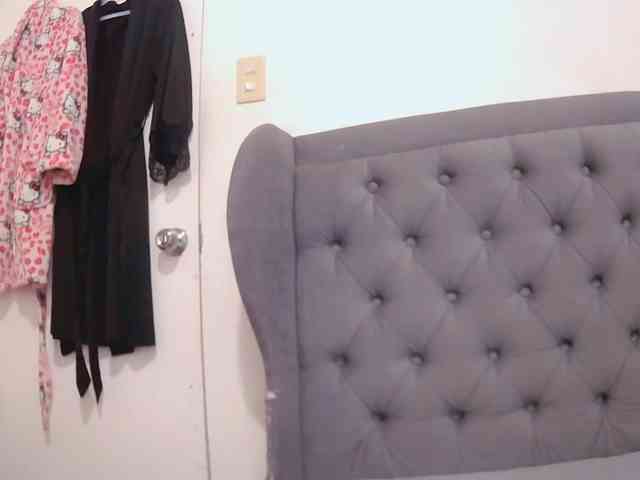 LivesAdrianne webcam