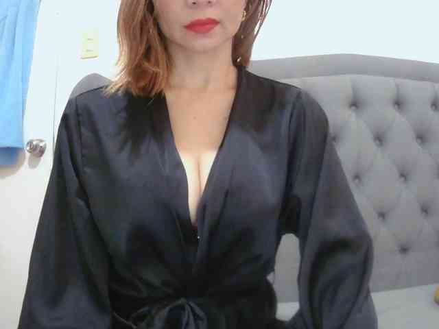 LivesAdrianne webcam