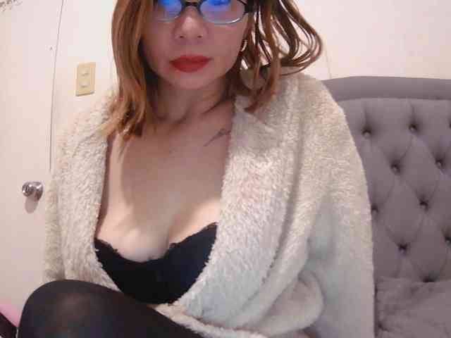 LivesAdrianne webcam