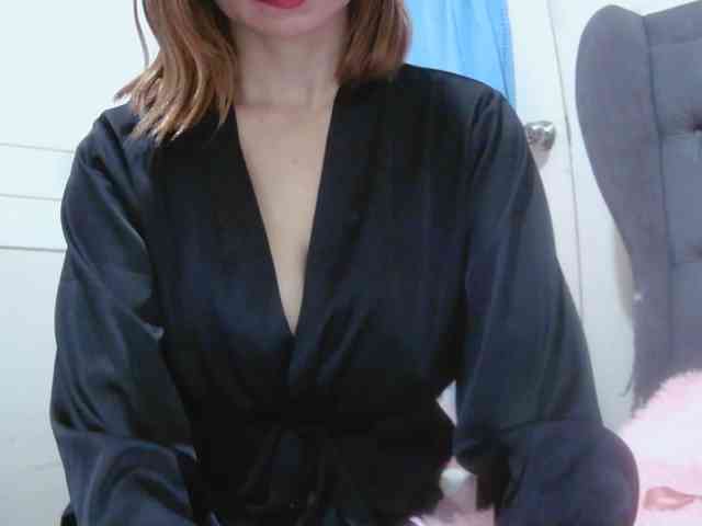 LivesAdrianne webcam