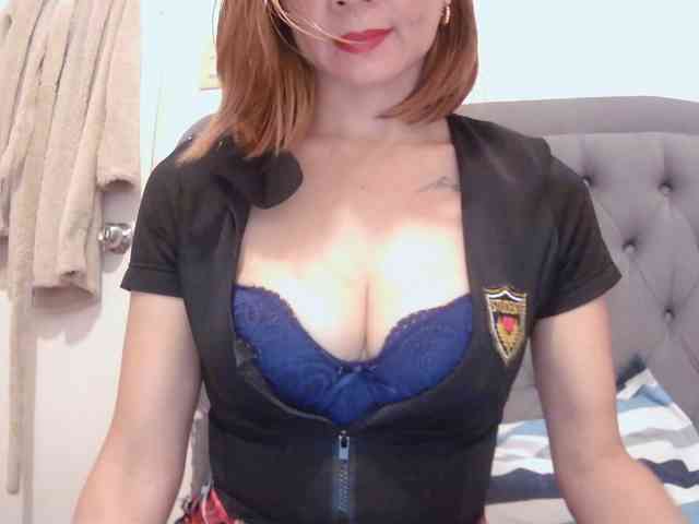 LivesAdrianne webcam