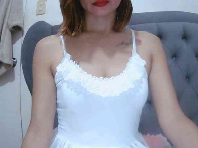 LivesAdrianne webcam