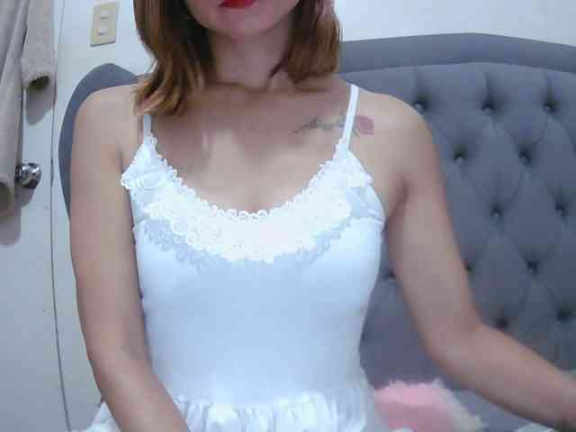 LivesAdrianne webcam