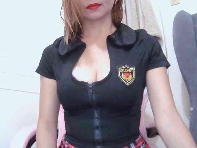 LivesAdrianne webcam