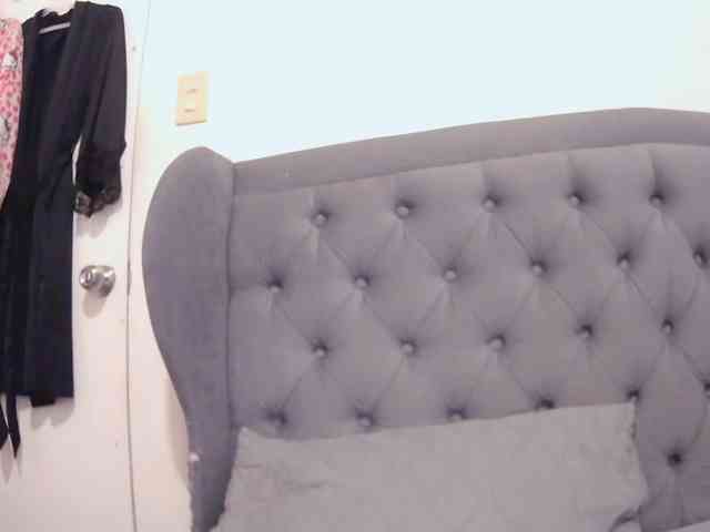 LivesAdrianne webcam