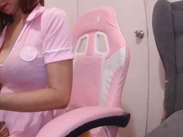 LivesAdrianne webcam