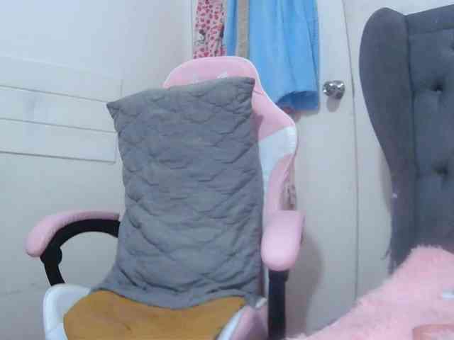 LivesAdrianne webcam