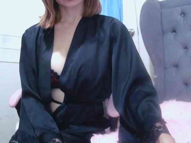 LivesAdrianne webcam