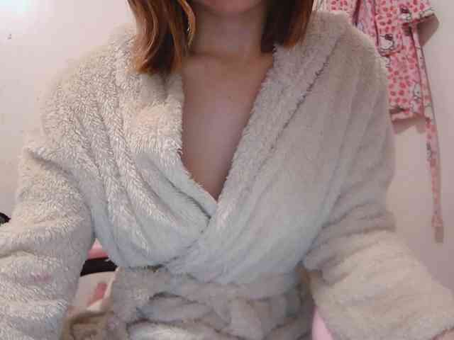 LivesAdrianne webcam