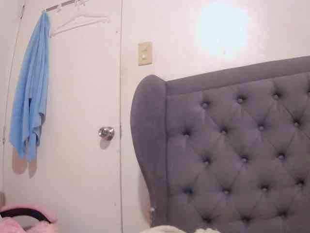 LivesAdrianne webcam