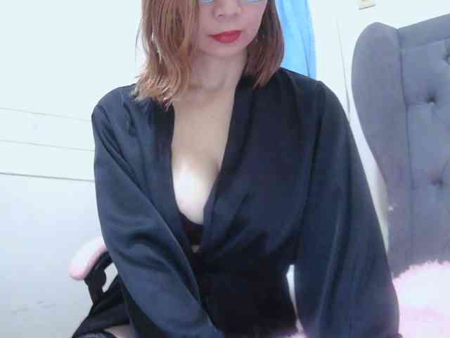 LivesAdrianne webcam