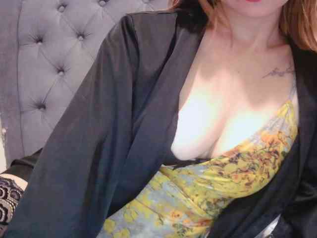 LivesAdrianne webcam