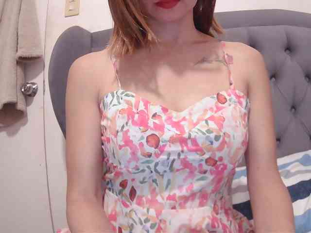 LivesAdrianne webcam