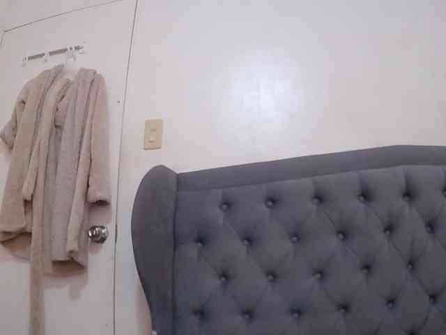 LivesAdrianne webcam