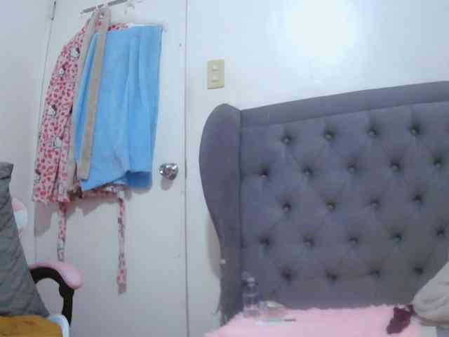 LivesAdrianne webcam