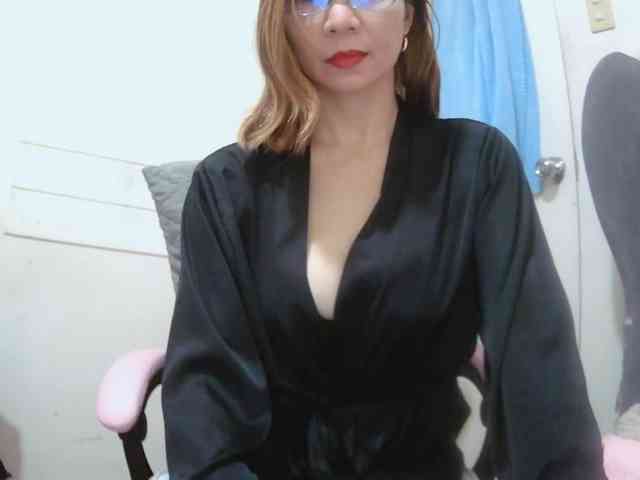 LivesAdrianne webcam