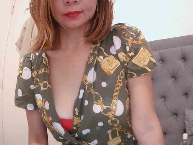 LivesAdrianne webcam