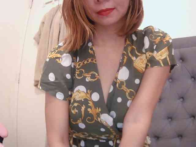 LivesAdrianne webcam