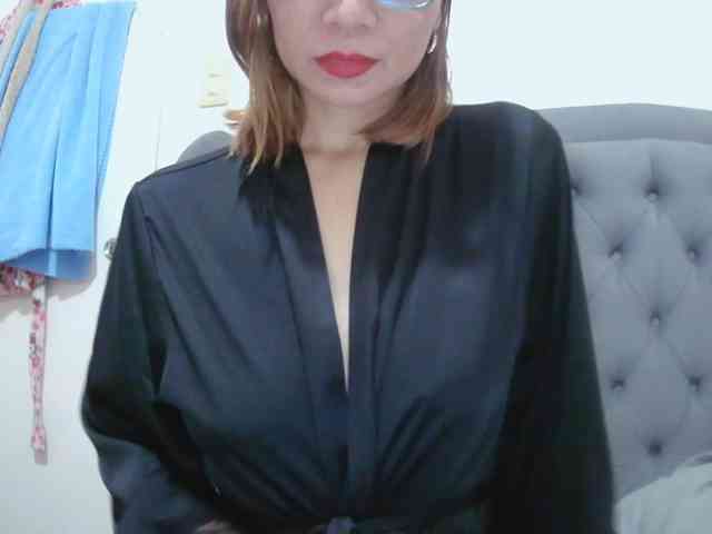 LivesAdrianne webcam