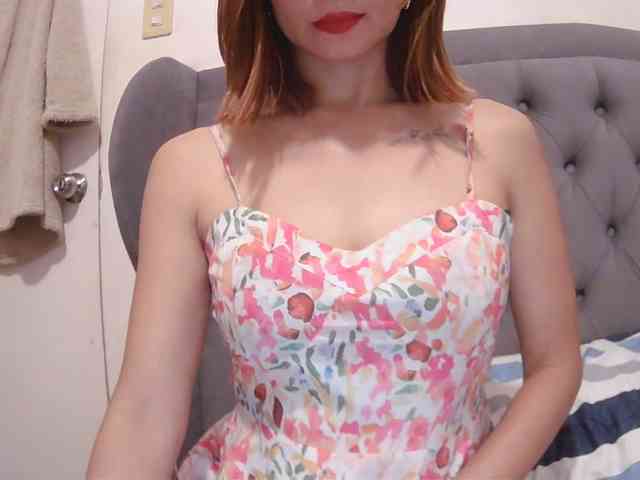 LivesAdrianne webcam
