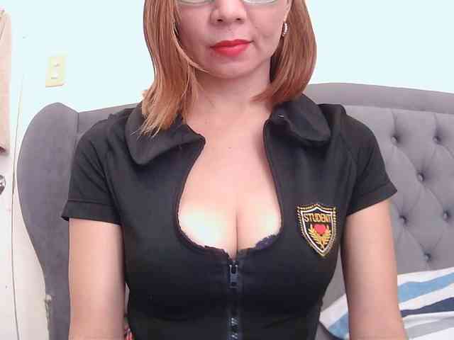 LivesAdrianne webcam