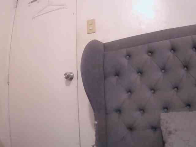 LivesAdrianne webcam