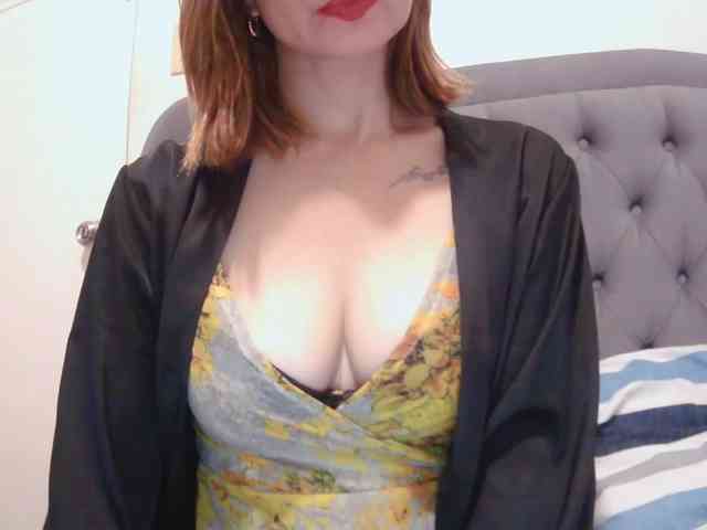 LivesAdrianne webcam