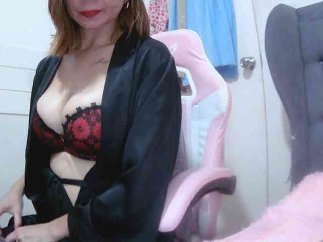 LivesAdrianne webcam