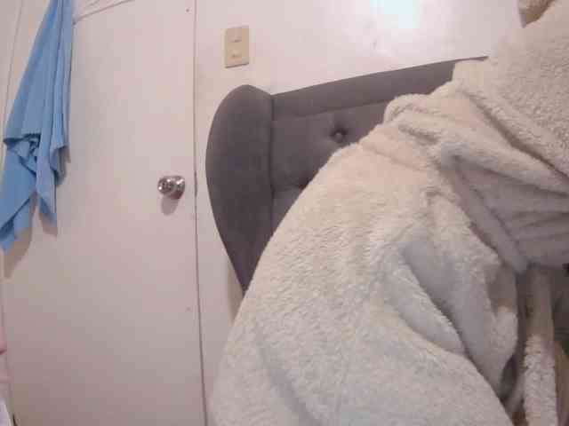 LivesAdrianne webcam