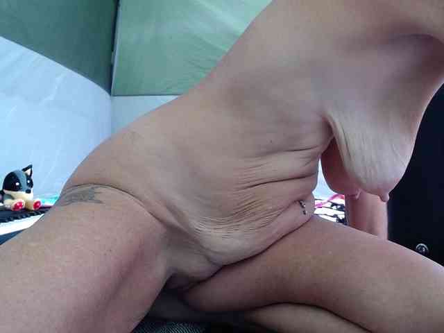 April_XO webcam