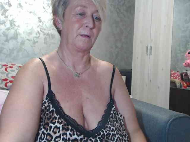 LovePinkLilli webcam