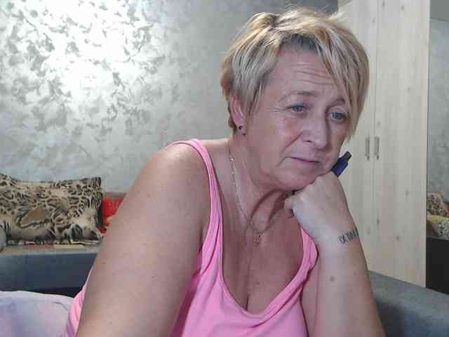 LovePinkLilli webcam