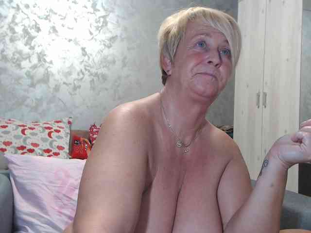 LovePinkLilli webcam