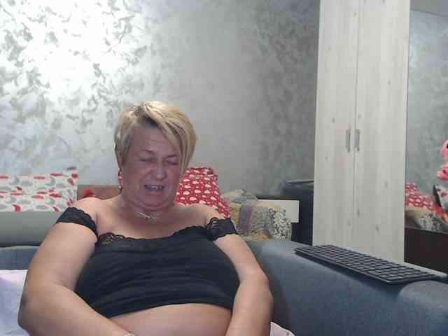 LovePinkLilli webcam