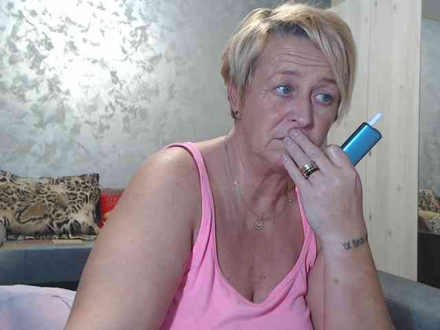 LovePinkLilli webcam