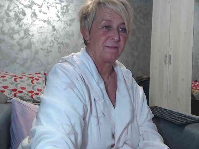 LovePinkLilli webcam