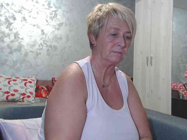 LovePinkLilli webcam