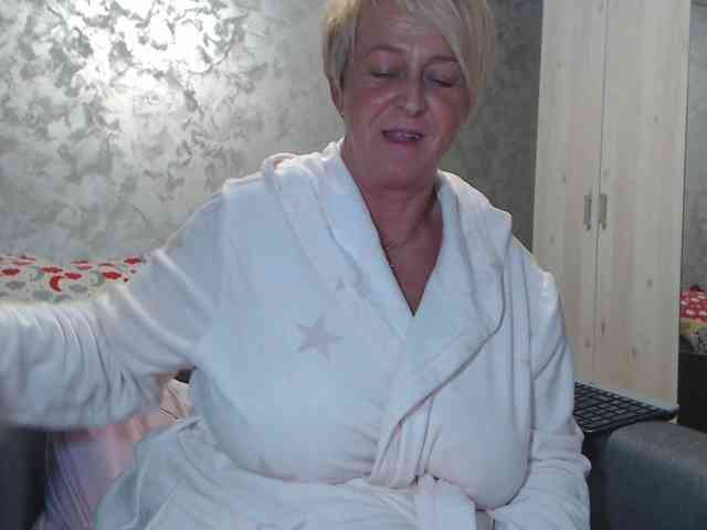 LovePinkLilli webcam