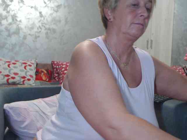 LovePinkLilli webcam