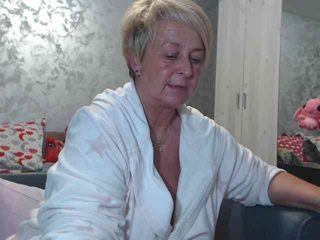 LovePinkLilli webcam