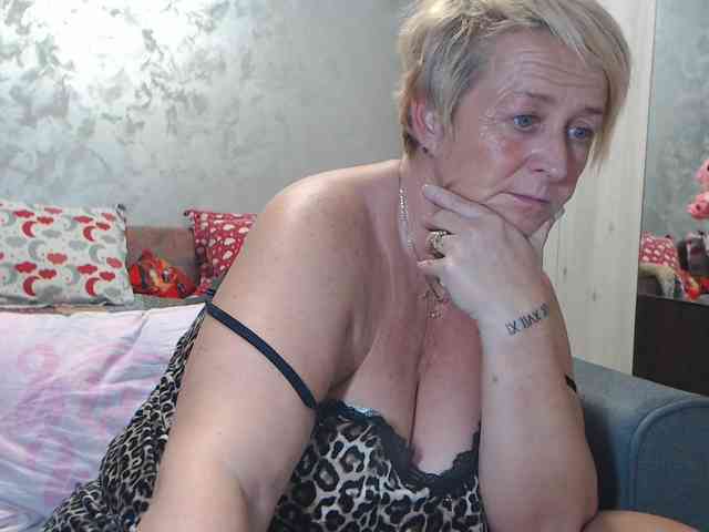 LovePinkLilli webcam